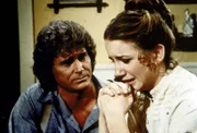 Charles (Michael Landon, l.) versucht, seine Tochter Laura (Melissa Gilbert, r.) zu trösten, die mit ihrem Mann durch schwere Schicksalsschläge in eine ausweglose Situation geraten ist.