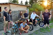Die Simsonbande nennt sich Zweitaktunion Thüringen. Hier posiert sie für ihren neuen YouTube-Clip. (Foto für alle Folgen Verwendbar)