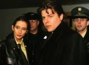 Kriminalkommissar Peter Wolniak (Uwe Fellensiek) spricht mit der Polizistin Becker (Barbara Phillip) über den Mord an dem Dealer Olaf Grimm.