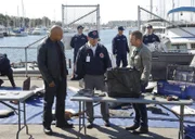 Ermitteln gemeinsam, als ein Raketentest gehackt und dadurch eine zivile Motoryacht versenkt wurde: Callen (Chris O'Donnell, r.), Sam (LL Cool J, l.) und Coast Guard Special Agent Wong (James Huang, M.) ...