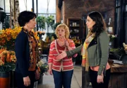 ARD ROTE ROSEN FOLGE 1515, am Dienstag um 14:10 Uhr im ERSTEN. Erika (Madeleine Lierck-Wien, M.) und Merle (Anja Franke, l.) sind völlig überrumpelt, als plötzlich Rieke (Anika Lehmann, r.) in der Gärtnerei auftaucht und sich als Merles Halbschwester entpuppt.