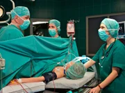 Bei der Operation von Marie (Henriette Zimmeck, liegend) stellen Dr. Roland Heilmann (Thomas Rühmann, links) und Dr. Elena Eichhorn (Cheryl Shepard, 2. von links) eine Nierenverletzung fest. Als klar ist, was der Grund für Maries Zustand war, sind Dr. Kathrin Globisch (Andrea Kathrin Loewig) und die anderen erleichtert.
