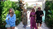 Nach Forte dei Marmi, dem Saint Tropez Italiens, kommen alle großen Superstars. Carmen ist ein großer Fan des italienischen Sängers Andrea Bocelli, er wohnt dauerhaft in dem Ort. Als sie ihn dann auch noch treffen darf, ist sie sehr nervös.