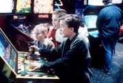 Malcolm (Frankie Muniz), Reese (Justin Berfield) und Dewey (Erik Per Sullivan) spielen mit großer Begeisterung Videospiele.