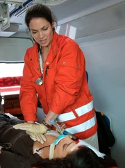 Dr. Elena Eichhorn (Cheryl Shepard, oben) versucht Valerie Stein (Jany Tempel, unten) verzweifelt im Notarztwagen zu reanimieren. Doch wie damals bei Alina Heilmann, kann sie sie nicht mehr retten. Valerie stirbt.