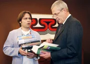 Voller Elan stürzt sich Bruno (Tim Sander, l.) in die Arbeit und seine betriebswirtschaftliche Ausbildung bei Friedrich (Wilhelm Manske, r.).