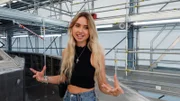 Shania ist beeindruckt von der Boots-Werft