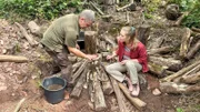 Nina und Joachim bauen eine Hirschkäferwiege für die Larven (Joachim Sack).
