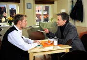 ARD ROTE ROSEN FOLGE 1507, am Donnerstag um 14:10 Uhr im ERSTEN. Jan (Timothy Peach, r.) versteht zum ersten Mal, dass Robin (Niklas Osterloh, l.) sich von ihm mehr als Freundschaft wünscht.