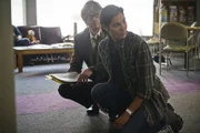 Das Team um Kensi (Daniela Ruah, r.) und Deeks (Eric Christian Olsen, l.) sucht einen ehemaligen Marinesoldaten und Sniper, der aus dem Veteranenkrankenhaus geflohen ist, als seine Verbindung zu einer extremistischen Gruppe entdeckt wurde ...