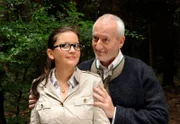 ARD STURM DER LIEBE FOLGE 1354, am Mittwoch um 15:10 Uhr im ERSTEN. Alfons (Sepp Schauer, r.) lotst die nichts ahnende Sibylle (Julia Mitrici, l.) in den Wald.