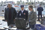 Ein Raketentest wurde gehackt und dadurch eine zivile Motoryacht versenkt. Callen (Chris O'Donnell, r.), Sam (LL Cool J, l.) und Coast Guard Special Agent Wong (James Huang, M.) ermitteln ...