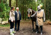 ARD STURM DER LIEBE FOLGE 1354, am Mittwoch um 15:10 Uhr im ERSTEN. Jacobs (Andreas Thiele, r.) ritterlich-romantischer Auftritt für Sibylle (Julia Mitrici, l., mit Sepp Schauer) gerät zum Fiasko.
