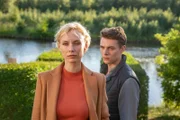 Viktor (Gerrit Klein, r.) stichelt bei Maja (Masha Tokareva), der Verlobten seines Bruders Alexander.