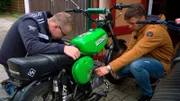 Jakob und Arvid schauen sich den Vergaser an. In der Regel können sie Alles schnell und einfach reparieren. (Foto für alle Folgen Verwendbar)