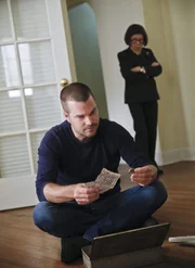 L-R: Callen (Chris O'Donnell) und Hettys (Linda Hunt).