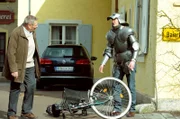 Flori merkt schnell, dass eine Ritterrüstung doch sehr unpraktisch sein kann. Von links: Alois Preissinger (Erich Hallhuber sen.) und Florian Brunner (Tommy Schwimmer).