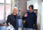 ARD ROTE ROSEN FOLGE 1514, am Montag um 14:10 Uhr im ERSTEN. Thomas (Gerry Haubauer, l.) entdeckt im Müll Hinweise, dass Alfred ihn beim Angelwettbewerb mit einer Fisch-Finte getäuscht hat (mit Hakim-Michael Meziani, r.).