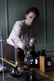 Lise Meitner (Katherina Lange) im Chemischen Labor Berlin.