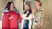 Nick (Solveig August, Mi.) verspricht Nancy (Livia S. Reinhard, li.), dass sie deren Unschuld beweisen wird. Jetzt hängt alles von Fischs (Aline Staskowiak) Aussage ab. Doch die treibt ein böses Spiel...