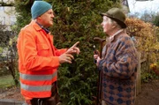 ARD Degeto DIE DREI VON DER MÜLLABFUHR - BABY AN BORD, am Freitag um 20:15 Uhr und um 01:20 Uhr im ERSTEN. Die Müllabfuhr klaut! Eine Rentnerin (Henriette Gonnermann) beklagt sich bei Werner (Uwe Ochsenknecht).