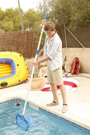 Die Jungs-WG: Charlie säubert den Pool.