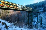KVV-Bahn auf der Brücke nach Forbach.