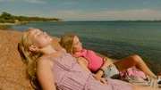 Silje (Sienna Rosie Schei) zeigt Anja (Idun Dahlskås Urnes) den schönsten Platz am Strand.