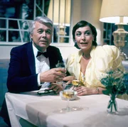 Angi (Thekla Carola Wied) und Werner (Peter Weck) beobachten als besorgtes Ehepaar auf einem Ball, wie Tanja sich auf dem Parkett bewegt.