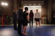 Rocky Carroll als NCIS Director Leon Vance (l.), Katrina Law als NCIS Special Agent Jessica Knight (2.v.r.), Zane Holtz als NCIS Special Agent Dale Sawyer (r.)
