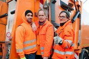 ARD Degeto DIE DREI VON DER MÜLLABFUHR - BABY AN BORD, am Freitag um 20:15 Uhr und um 01:20 Uhr im ERSTEN. Die Drei von der Müllabfuhr: „Käpt’n“ Werner (Uwe Ochsenknecht), Tarik (Daniel Rodic, li.) und Ralle (Jörn Hentschel, re.).