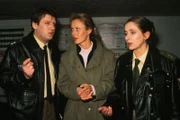 Die Staatsanwältin Charlotte Glaser (Britta Schmeling) spricht mit den Polizisten Becker (Barbara Phillip) und Feldmann (Stefan Gossler) über den Mord an dem Drogendealer.