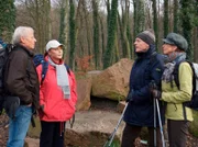 Charlotte (Ursula Karusseit, 2. v. links) und Otto (Rolf Becker, links) wollen die zögerliche Barbara (Uta Schorn, rechts) ermutigen, endlich Ja zu ihrem hartnäckigen Verehrer Gerald Fresemann (Georges Claisse, 2.v.rechts) zu sagen. Zu diesem Zweck wird eine gemeinsame Wandertour unternommen.