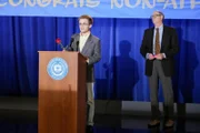 Adam Goldberg (Sam Gianbrone, l.); Rektor Earl Ball (Stephen Tobolowsky, r.)