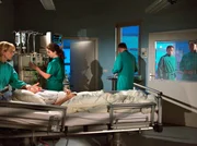 Dr. Globisch (Andrea Kathrin Loewig, links) und die Intensivschwester (Komparse, 2. von links) versuchen Carolines (Margit Sartorius, liegend) Zustand zu stabilisieren. Tom (Frank Stieren, 2. von rechts) und Marc (Otto Kukla, rechts) begreifen, dass sie beide egoistisch gehandelt haben und wollen versuchen, jetzt gemeinsam für Caroline da zu sein.