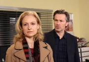 Jan (Timothy Peach, r.) stellt Claudia (Mignon Remè, l.) zur Rede, weil er meint, von ihr eine Drohung gegen Vera und ihn gehört zu haben.