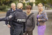 Erzieher Manuel Berger (Jonas Baeck, 2.v.r.) wurde gefeuert, weil er angeblich versucht hat, eine fünfjährige zu missbrauchen. Manuel bestreitet den Vorwurf und bittet Danni (Annette Frier, r.) um Hilfe ...