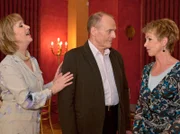 Barbara Grigoleit (Uta Schorn, re.) will bei einem Kurs ihre Tanzkenntnisse auffrischen, den ausgerechnet Luise Mann (Beatrice Richter, li.), die ehemalige Physiotherapeutin von Otto Stein, leitet. Luise Mann ist immer noch so forsch und eifrig und stellt Barbara kurzerhand Gerald Fresemann (Georges Claisse, mi.) als Tanzpartner zur Seite.
