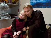Martin (Bernhard Bettermann) versucht Marie (Henriette Zimmeck) über den schweren Verlust ihrer Mutter zu trösten. Marie klamemrt sich an die Erinnerungen und ist momentan nicht in der Lage an einen Neuanfang zu denken.