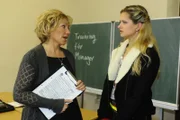 Mia (Josephine Schmidt, r.) möchte nach dem Vorfall mit Katja endlich lesen und schreiben lernen und meldet sich in der Volkshochschule zu einem Kurs bei Kursleiterin Hagedorn (Heike Thiem-Schneider, l.) an. Doch ihre gute Absicht wird zu einem bösen Albtraum ...