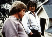Charles Ingalls (Michael Landon, r.) betrachtet sich mit seinem Schwiegersohn Almanzo Wilder (Dean Butler, l.) dessen Haus, das bei einem Tornado zerstört wurde.