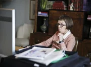 Macht sich gemeinsam mit ihrem Team auf nach Russland, um nach Arkady Kolchecks Tochter, die vom russischen Gangster Karposev entführt wurde, zu suchen: Hetty (Linda Hunt) ...