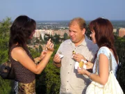 Beim Kennenlernen von deutschen Männern und osteuropäischen Frauen hilft Svetlana (li.). Sie leitet in der Ukraine die Partnerschaftsagentur „Singlehelp“ und wird Thomas und Mario (Foto) helfen, ihre Traumfrauen zu finden.