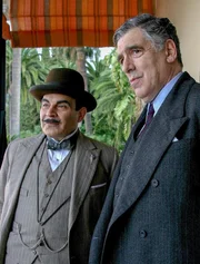 "Agatha Christie's Poirot", "Der blaue Express." Nach einer Fahrt mit dem Blue Train von Calais nach Nizza wird Hercule Poirot in den Dienst genommen, um die Ermordung der Erbin Ruth Kettering aufzuklären. Diese wurde brutal niedergeschlagen in ihrem Abteil gefunden. Sie war die Tochter des reichen Industriellen Rufus Van Alden und wollte die Scheidung von ihrem Mann. Sowohl dieser als auch ihr Geliebter waren an Bord.Im Bild (v.li.): David Suchet (Hercule Poirot), Elliott Gould (Rufus Van Aldin).