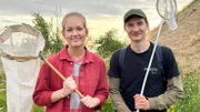 Nina und Robert auf der Suche nach Hirschkäfern (Robert Großmann).
