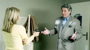Jeannette (Christine Schuberth) will sich von Toni (Werner Opitz) nicht noch einmal übers Ohr hauen lassen und verlangt mit gezogener Waffe den gefälschten Brief zurück.