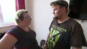Lausi (li.) und Paddy kehren der Kommune nach einem Streit mit Ananas den Rücken und ziehen ins Hotel.
