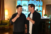 Ben (Jörg Rohde, l.) ahnt nicht, wie bald sich sein Wunsch nach einem Wiedersehen mit der schönen Unbekannten erfüllen wird. Rechts Deniz (Igor Dolgatschew)