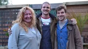Charlie Dimmock (l.) mit David Rich (m.) und Harry Rich (r.)  +++ Die Verwendung des sendungsbezogenen Materials ist nur mit dem Hinweis und Verlinkung auf RTL+ gestattet. +++