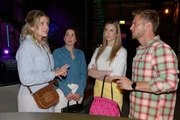 Alicia (Josefin Bressel, l.), Nina (Maria Wedig, 2.v.l.), Jessica (Nina Ensmann) und Paul (Niklas Osterloh) wollen trotz allem eine Überraschung für Toni und Erik organisieren.